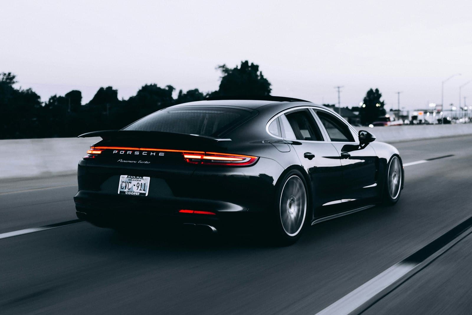 Porsche Panamera em movimento ao entardecer