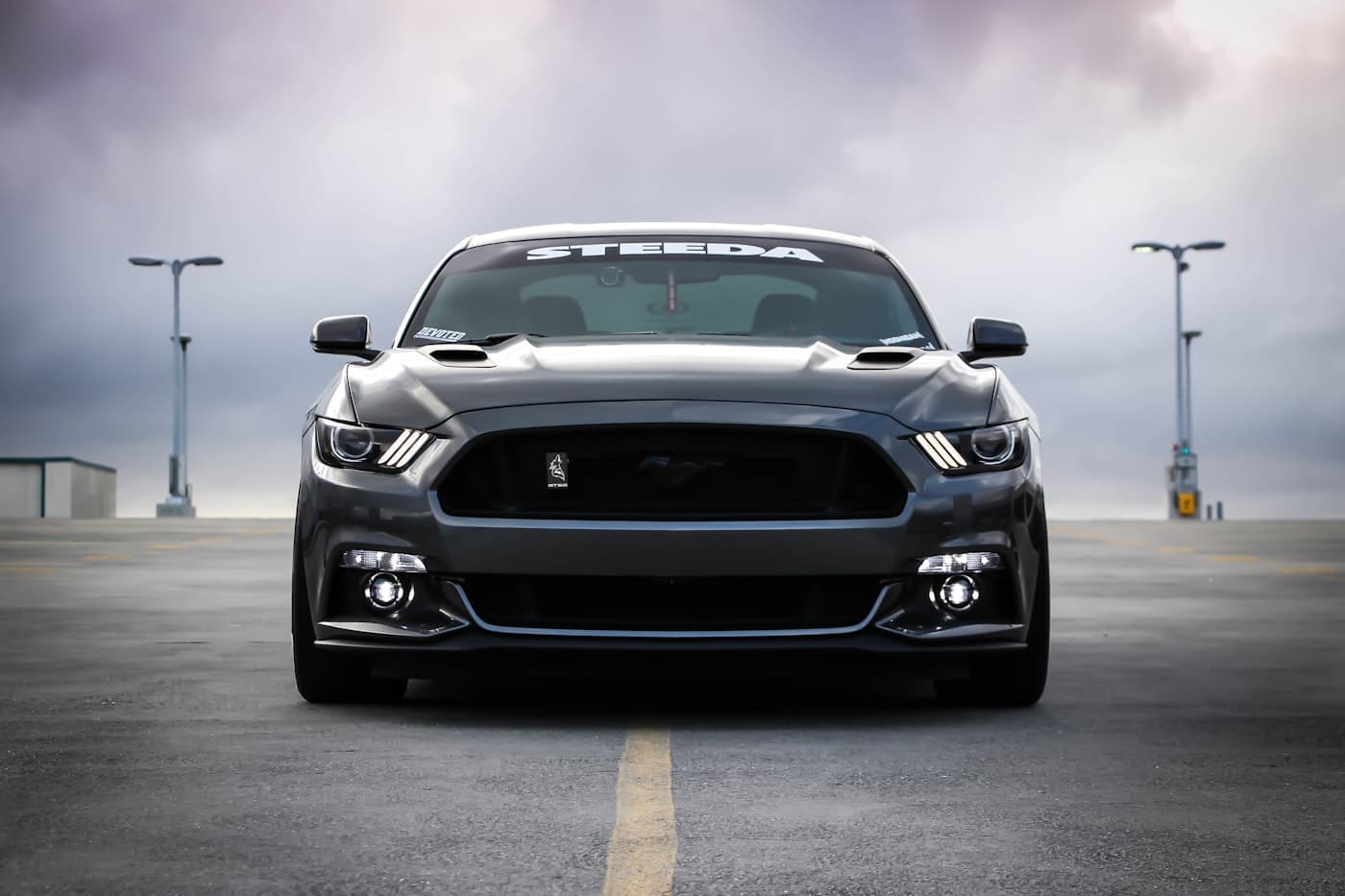 Ford Mustang Steeda em ambiente cinematográfico